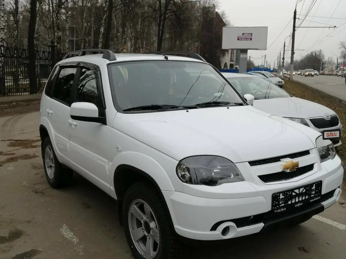 Нива шевроле белый фото Купить б/у Chevrolet Niva I Рестайлинг 1.7 MT (80 л.с.) 4WD бензин механика в Ни