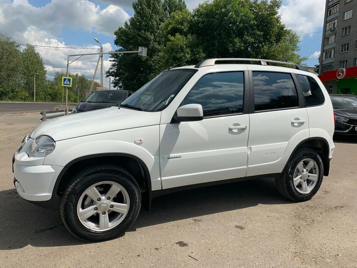 Нива шевроле белый фото Купить б/у Chevrolet Niva I Рестайлинг 1.7 MT (80 л.с.) 4WD бензин механика в Пе