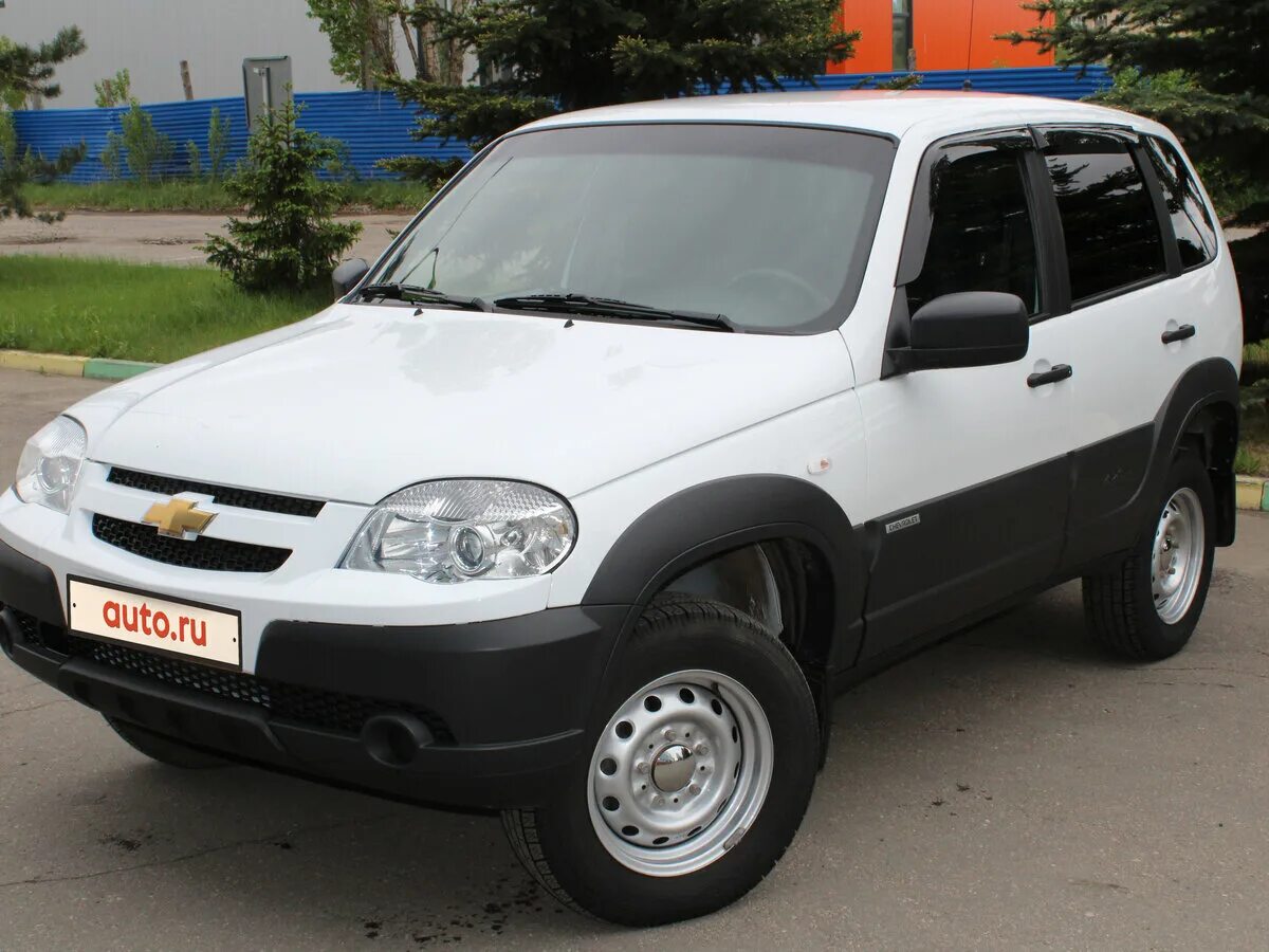 Нива шевроле белый фото Купить б/у Chevrolet Niva I Рестайлинг 1.7 MT (80 л.с.) 4WD бензин механика в Ни