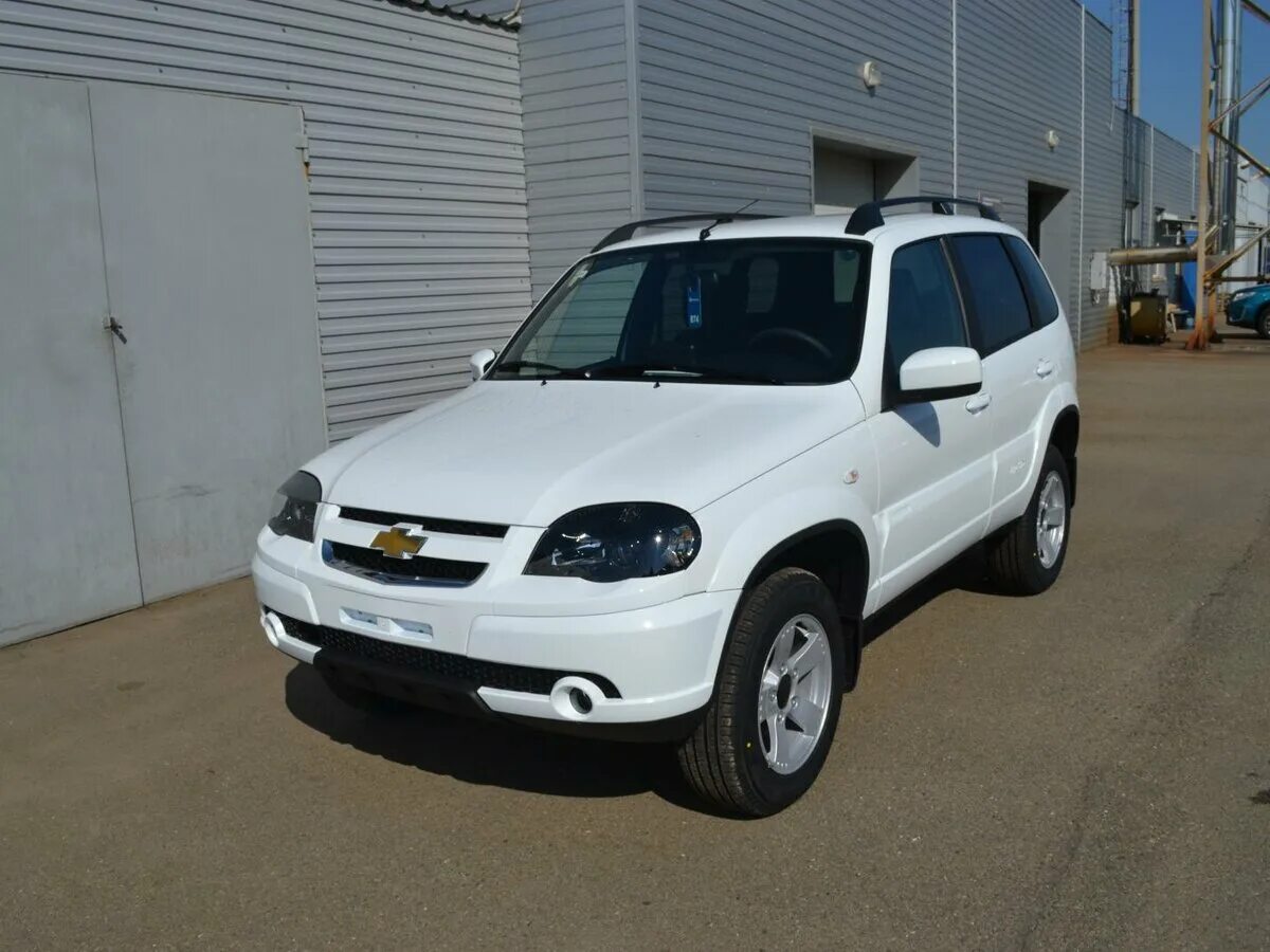 Нива шевроле белый фото Купить новый Chevrolet Niva I Рестайлинг 1.7 MT (80 л.с.) 4WD бензин механика в 