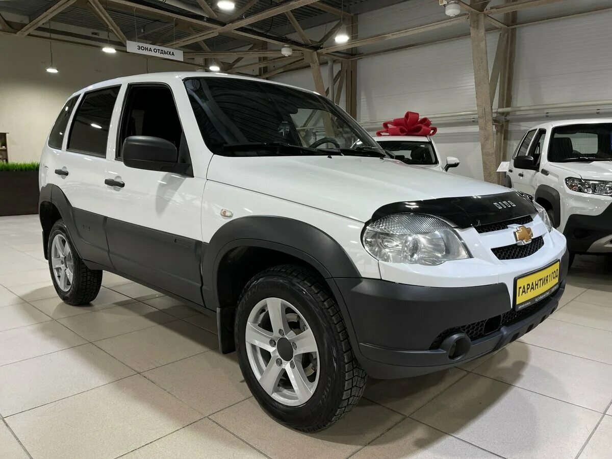 Нива шевроле белый фото Купить б/у Chevrolet Niva I Рестайлинг 1.7 MT (80 л.с.) 4WD бензин механика в Но