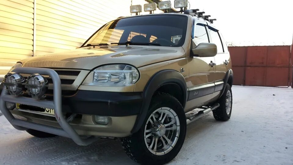 Нива шевроле бертоне тюнинг Chevrolet Niva 1.7 бензиновый 2004 Золотая на DRIVE2
