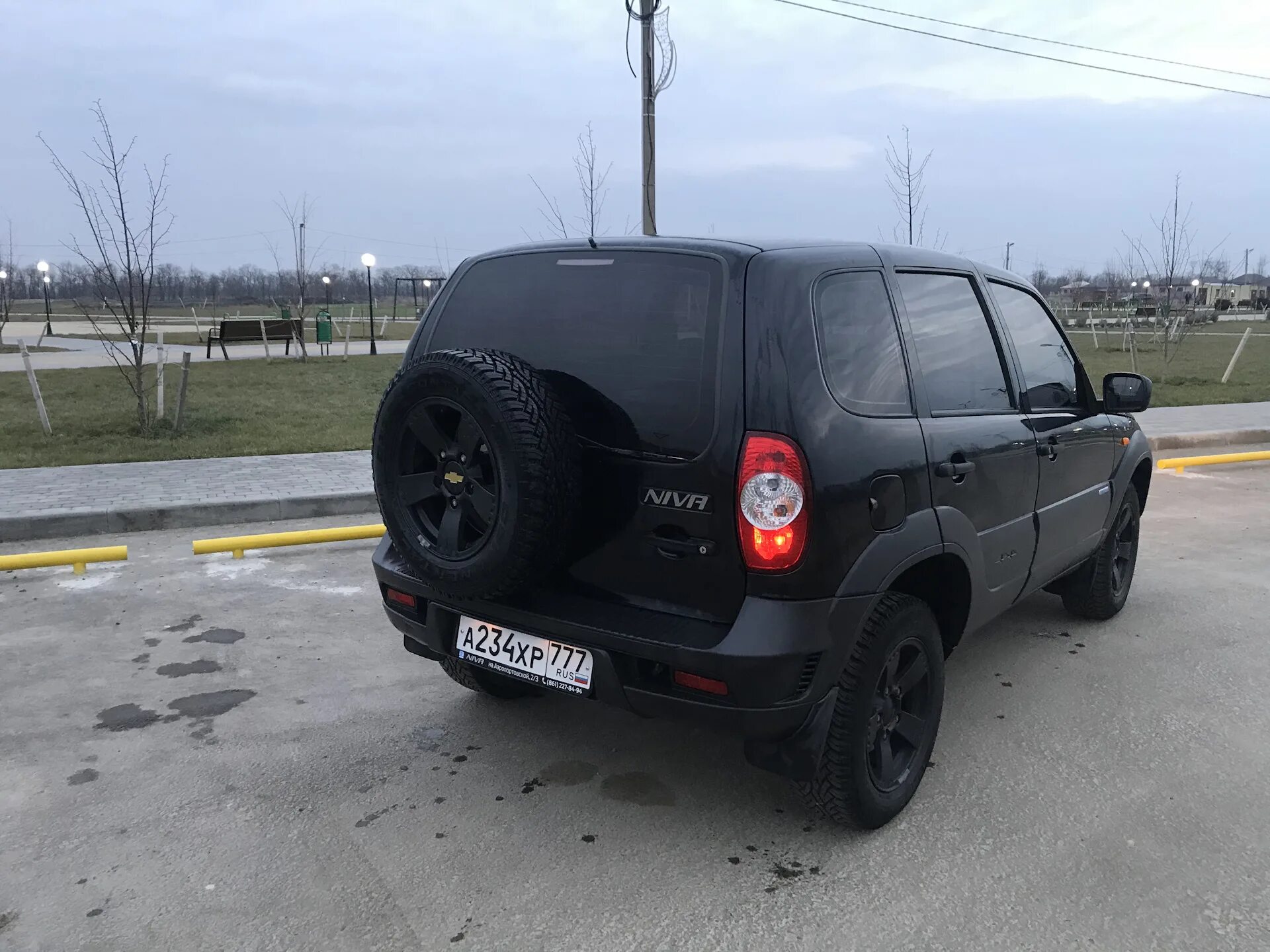Нива шевроле черная фото И опять воскресенье замена резины и дисков - Chevrolet Niva GLX, 1,7 л, 2009 год