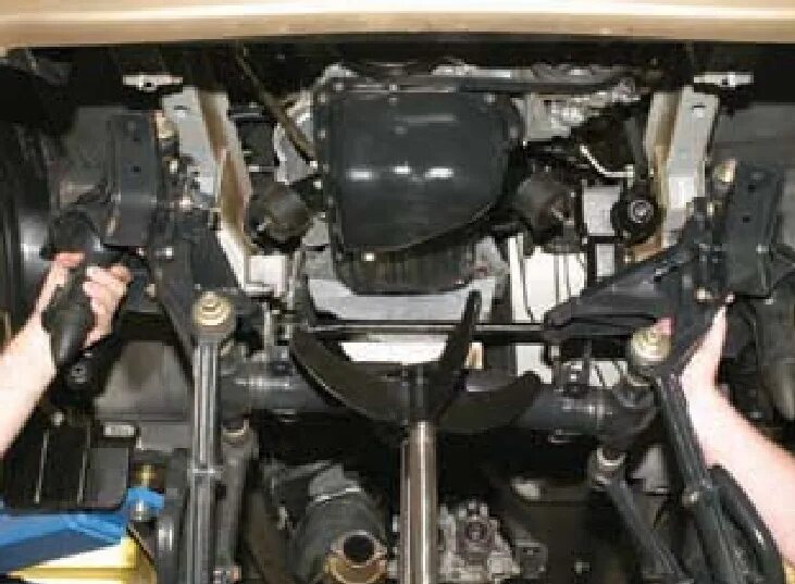 Нива шевроле фото мотора снизу Removing the cross member of the front suspension Chevrolet Niva