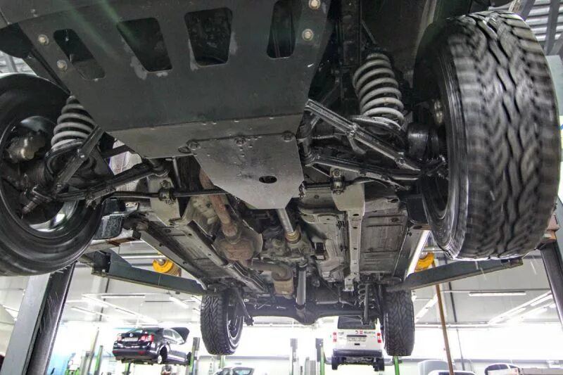 Нива шевроле фото снизу Chevrolet Niva на подъемнике. "Основная беда - в качестве сборки. А после 100 км