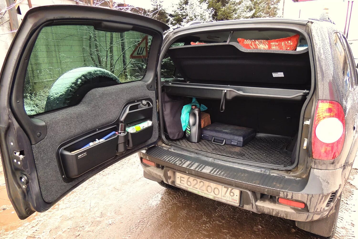 Нива шевроле фото задней двери Органайзер и карман задней двери. - Chevrolet Niva, 1,7 л, 2017 года аксессуары 