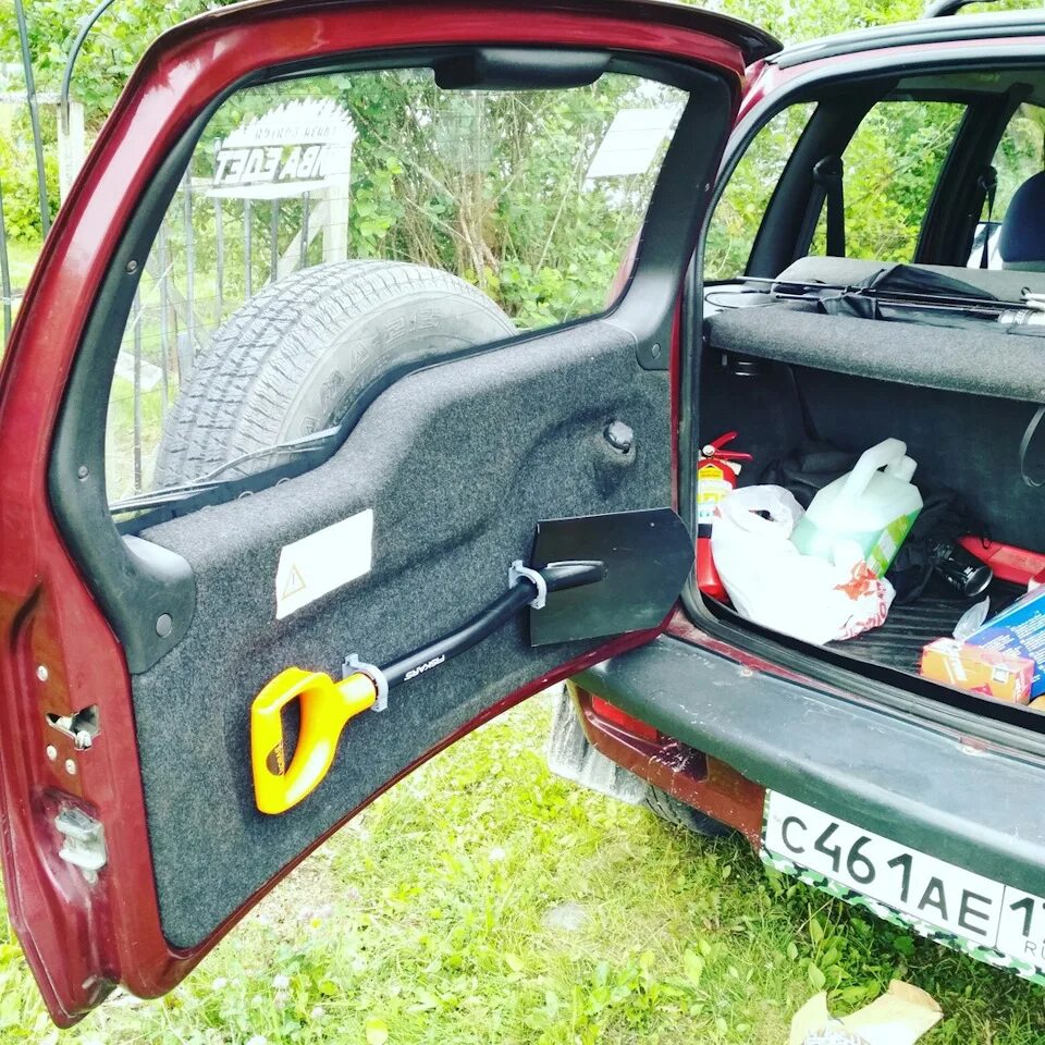Нива шевроле фото задней двери Крепление для лопаты на дверь багажника - Chevrolet Niva, 1,7 л, 2004 года аксес