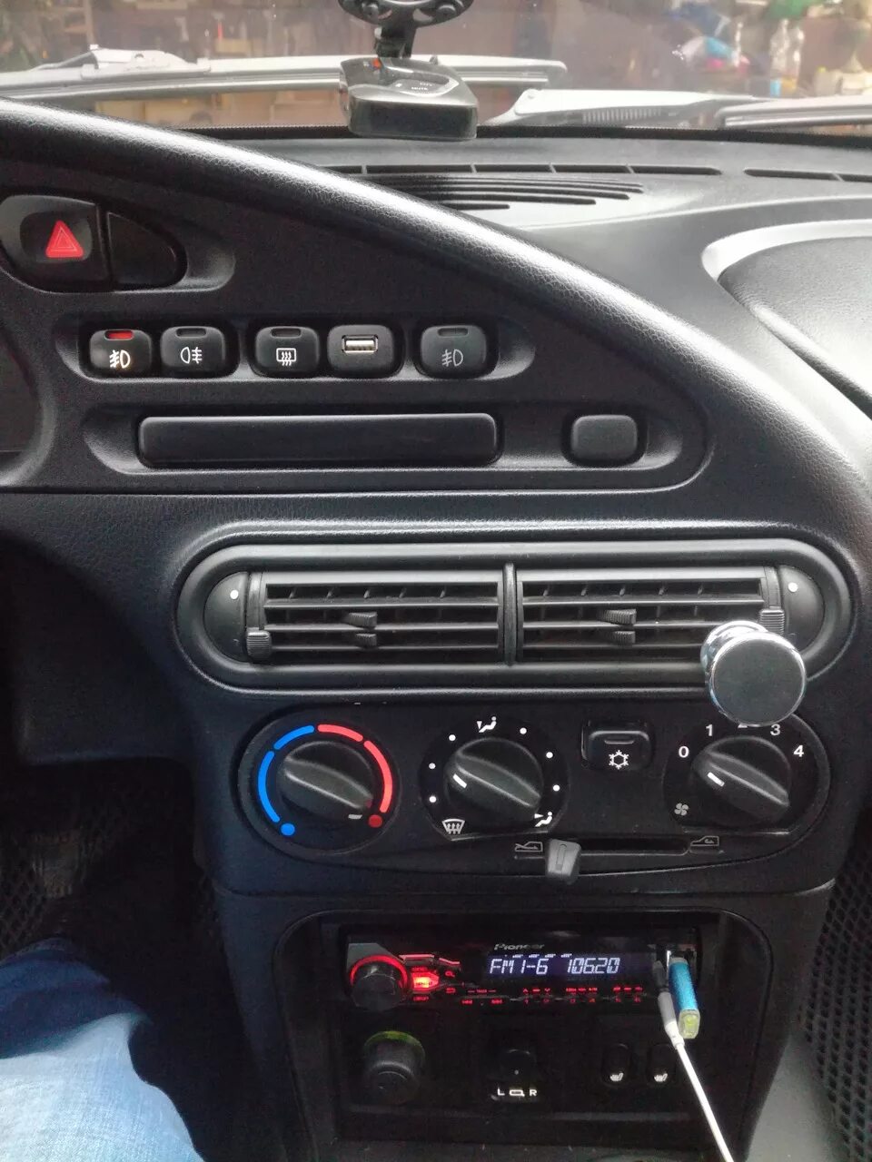 Нива шевроле кондиционер фото Перенёс кнопку кондиционера - Chevrolet Niva GLX, 1,7 л, 2012 года своими руками