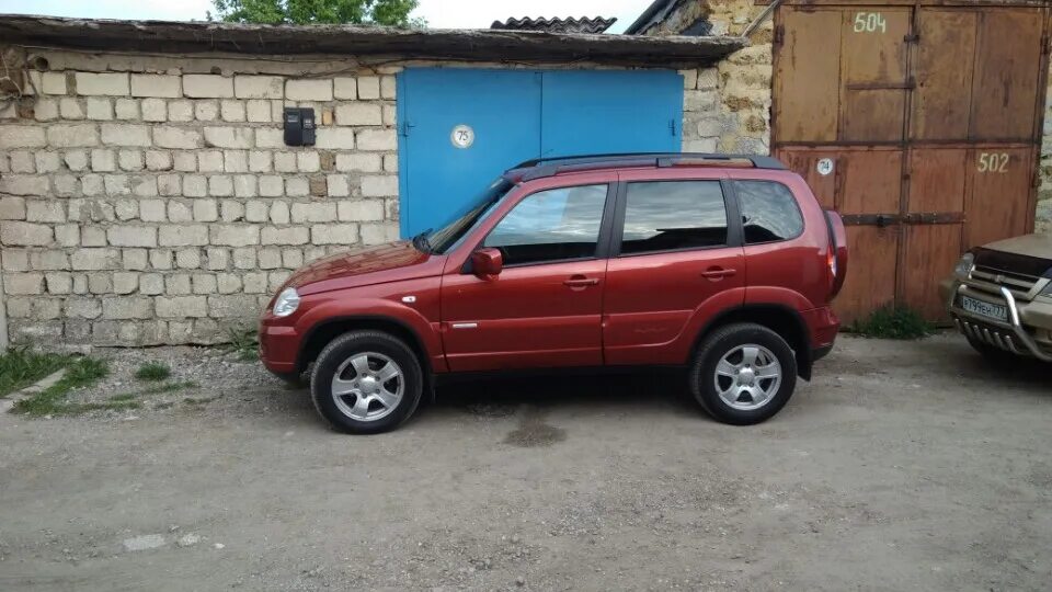 Нива шевроле красная фото Chevrolet Niva 1.7 бензиновый 2011 ярко-красный металлик на DRIVE2