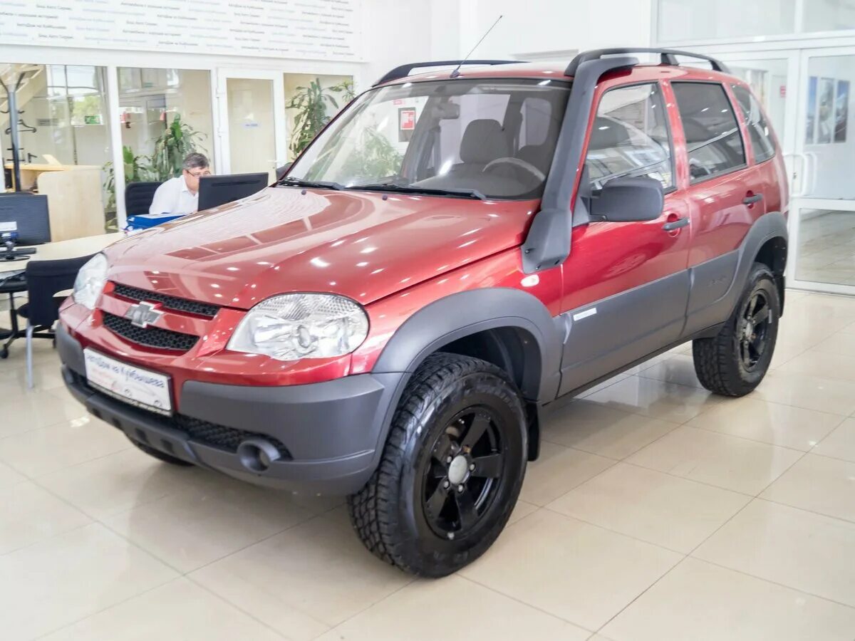 Нива шевроле красная фото Купить б/у Chevrolet Niva I Рестайлинг 1.7 MT (80 л.с.) 4WD бензин механика в Ни