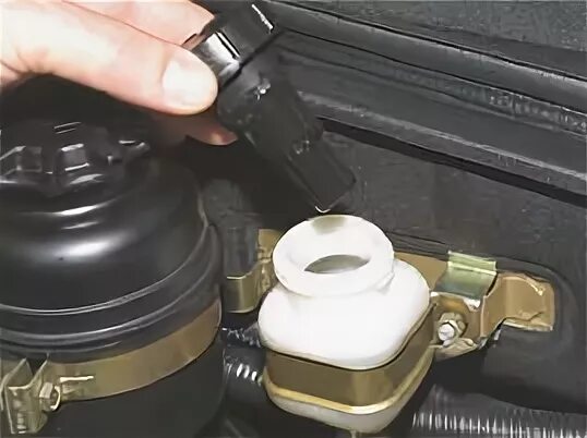 Нива шевроле куда заливать тормозную жидкость фото Checking the fluid level in the Chevrolet Niva clutch hydraulic reservoir