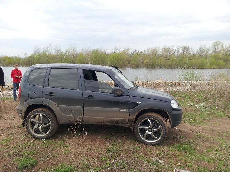 Нива шевроле на 18 колесах фото берег р. Сок, Красноярская грязь. - Chevrolet Niva, 1,7 л, 2012 года путешествие