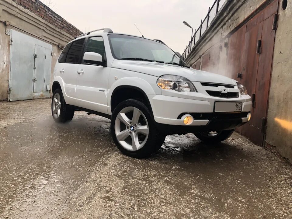 Нива шевроле на 18 колесах фото Chevrolet Niva на 18 колесах от BMW x5 - Chevrolet Niva GLX, 1,7 л, 2012 года ко