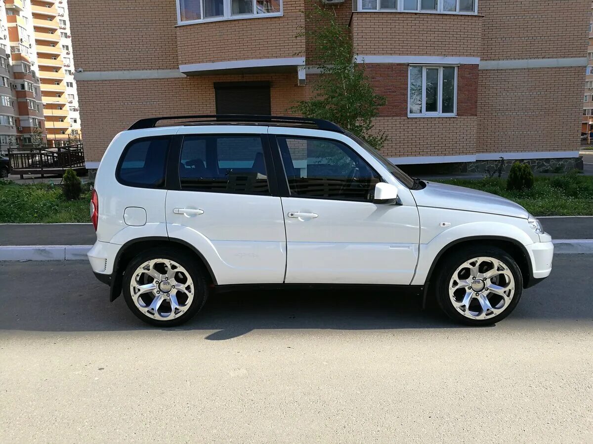 Нива шевроле на 18 колесах фото Купить б/у Chevrolet Niva I Рестайлинг 1.7 MT (80 л.с.) 4WD бензин механика в Кр