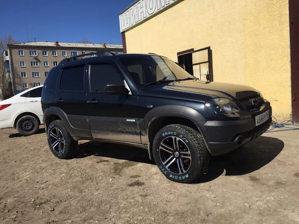 Нива шевроле на выносных дисках фото Переобулся! - Chevrolet Niva, 1,7 л, 2013 года шины DRIVE2