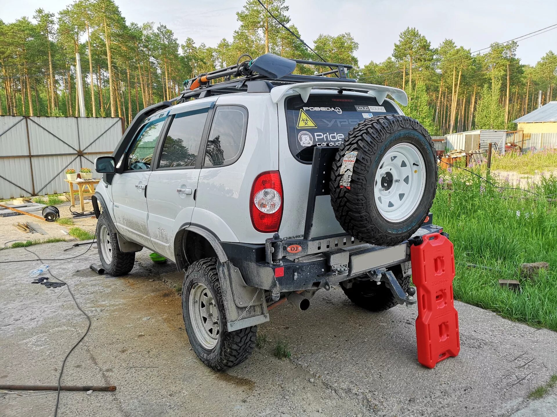 Нива шевроле офф роуд тюнинг Запаска COOPER DISCOVERER STT 225/75 R16, стальной диск OFF ROAD WHEELS и 20л ка