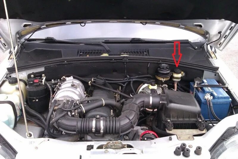 Нива шевроле подкапотное пространство фото с описанием Checking the fluid level in the Chevrolet Niva clutch hydraulic reservoir