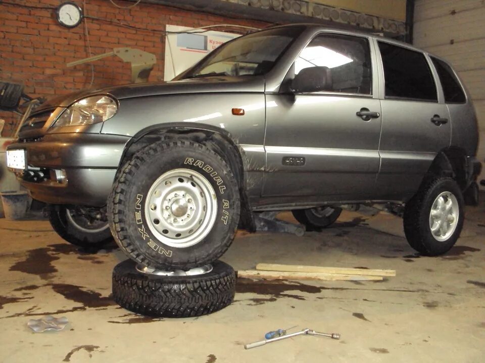 Нива шевроле резина фото Примерял 235тые колеса - Chevrolet Niva, 1,7 л, 2005 года шины DRIVE2