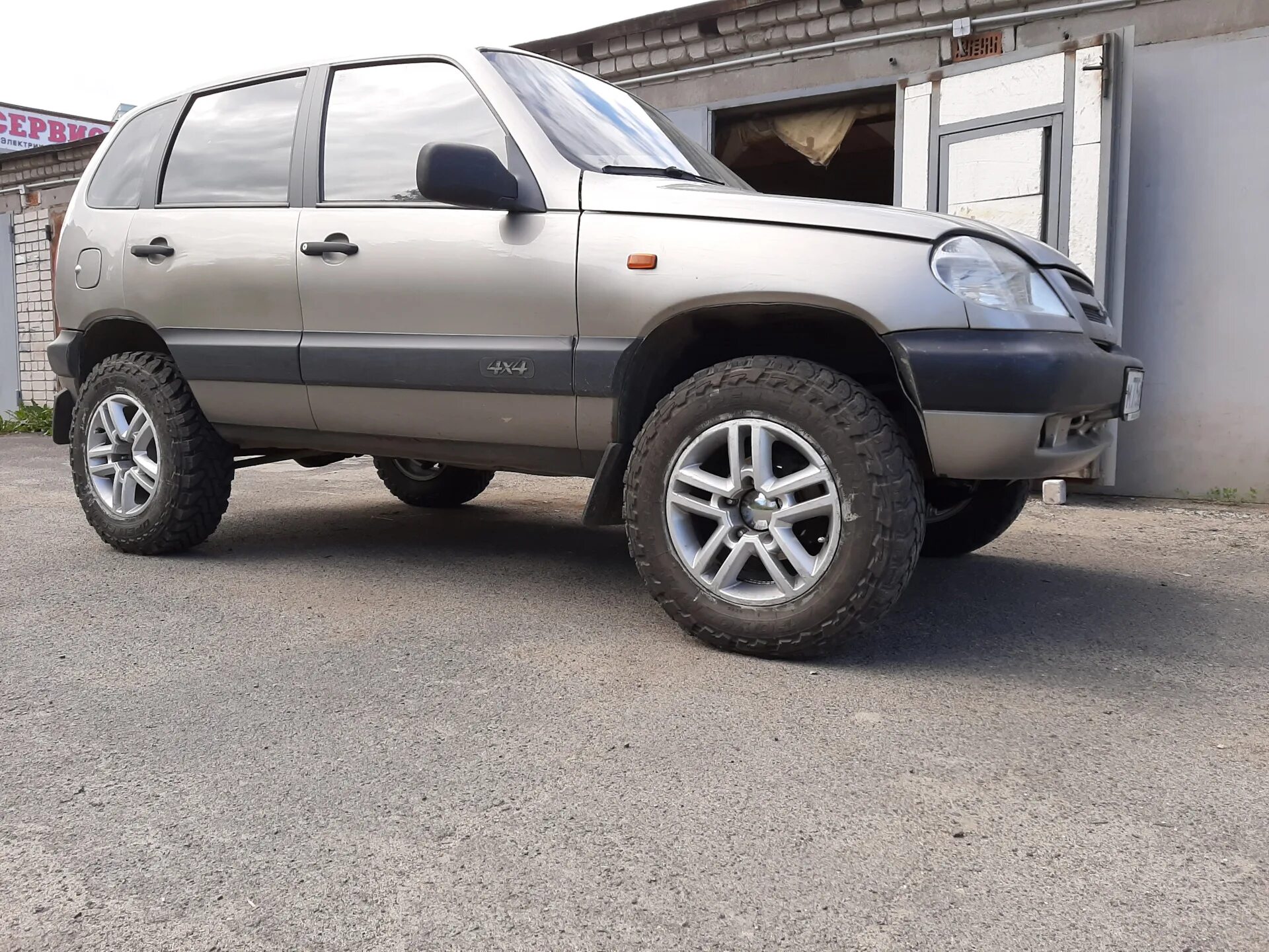 Нива шевроле резина фото 29-е колёса) - Chevrolet Niva GLX, 1,7 л, 2008 года шины DRIVE2