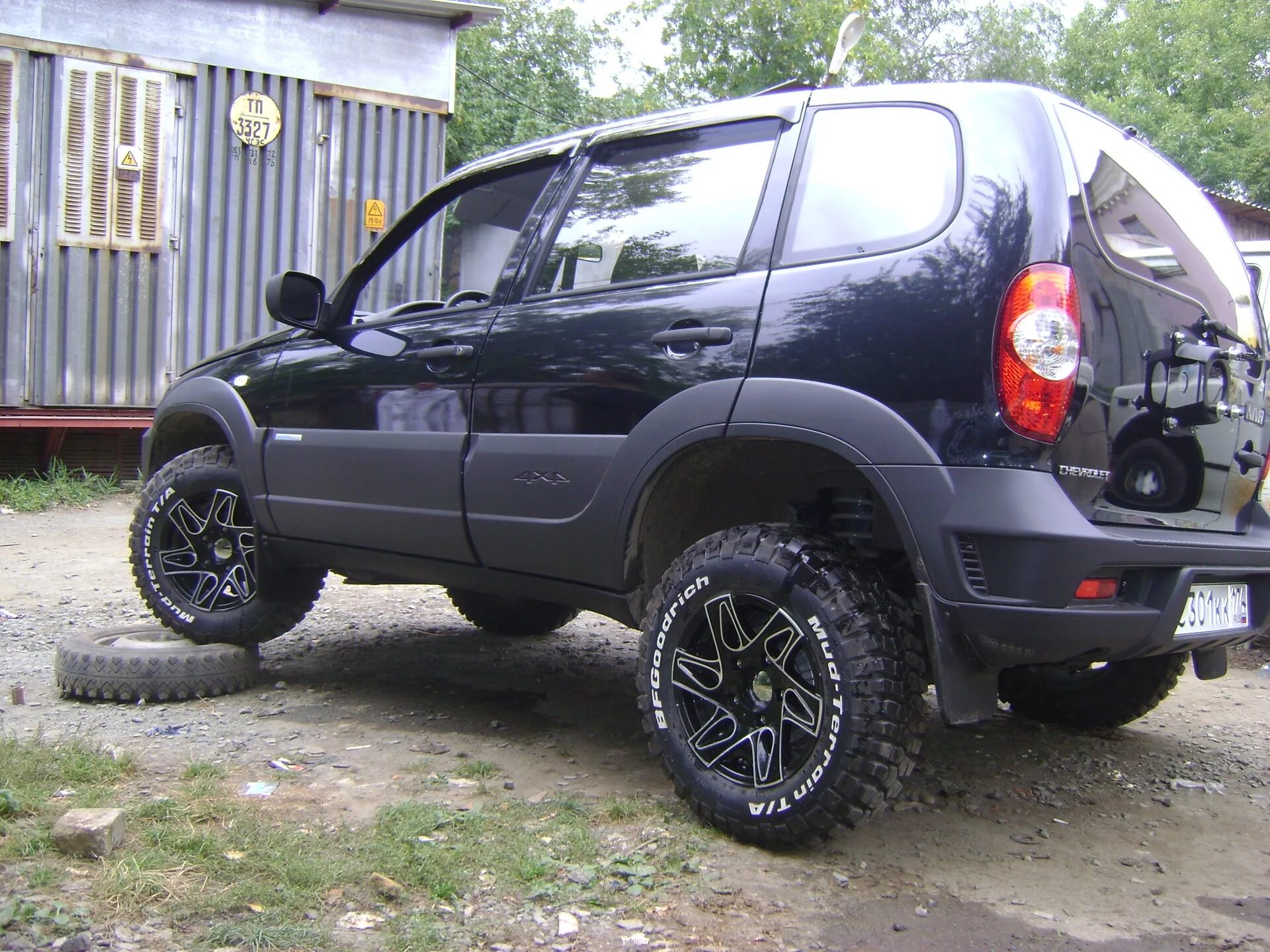Нива шевроле резина фото BF GOODRICH KM-2 215/75/R15 - Chevrolet Niva, 1,7 л, 2011 года шины DRIVE2