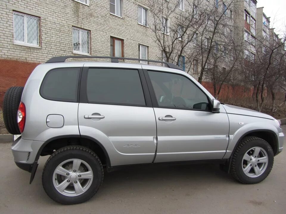 Нива шевроле стекло фото Тонировка: голубой лоб и бока 50% - Chevrolet Niva, 1,7 л, 2013 года стайлинг DR