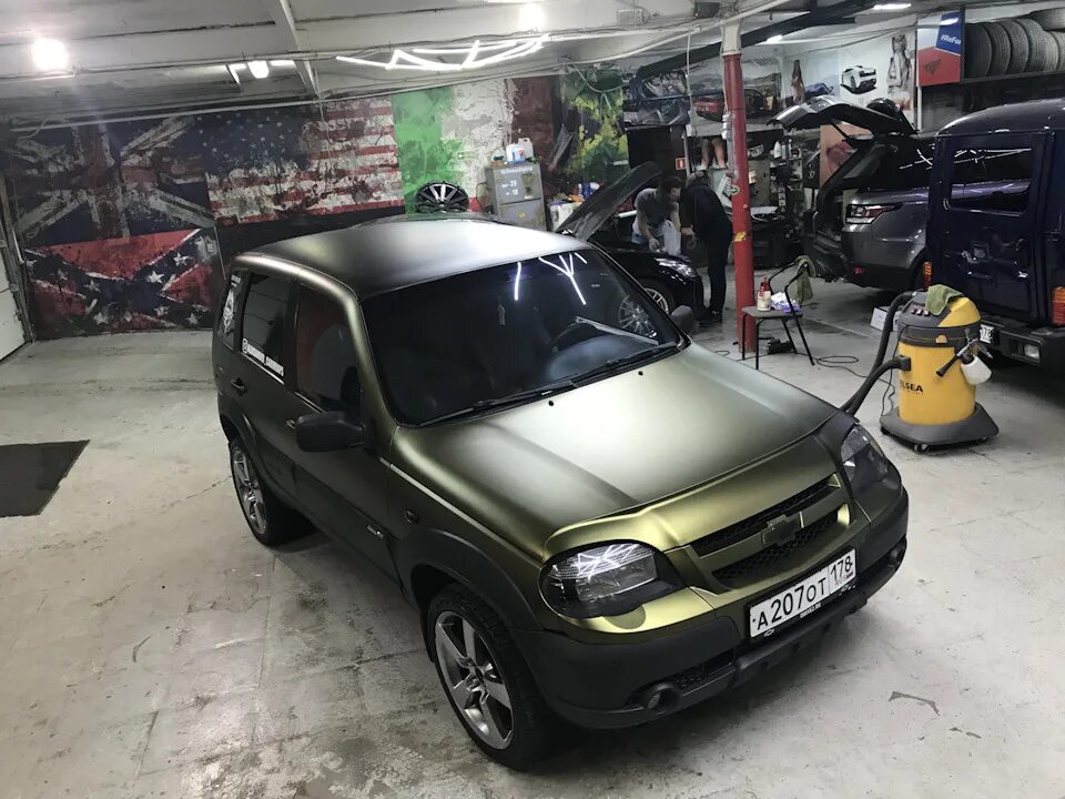 Нива шевроле в рапторе фото Обработка пленки. - Chevrolet Niva, 1,7 л, 2004 года аксессуары DRIVE2