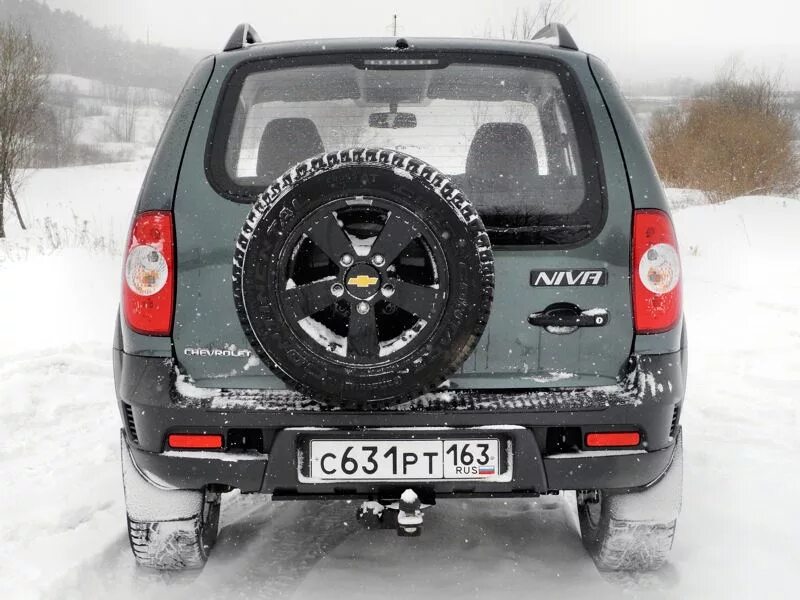 Нива шевроле вид сзади фото Фото Chevrolet Niva - В комплектации LE присутствует защита картера. Отличное по