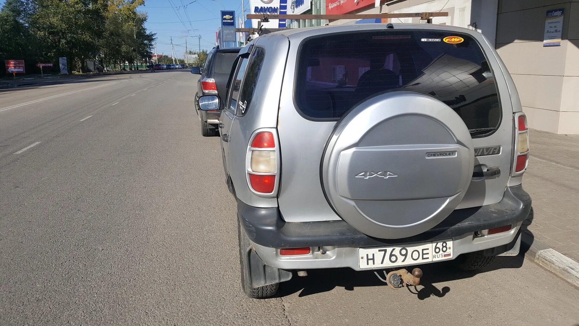 Нива шевроле вид сзади фото Чехол-колпак на заднее колесо от GM :) - Chevrolet Niva, 1,7 л, 2004 года аксесс
