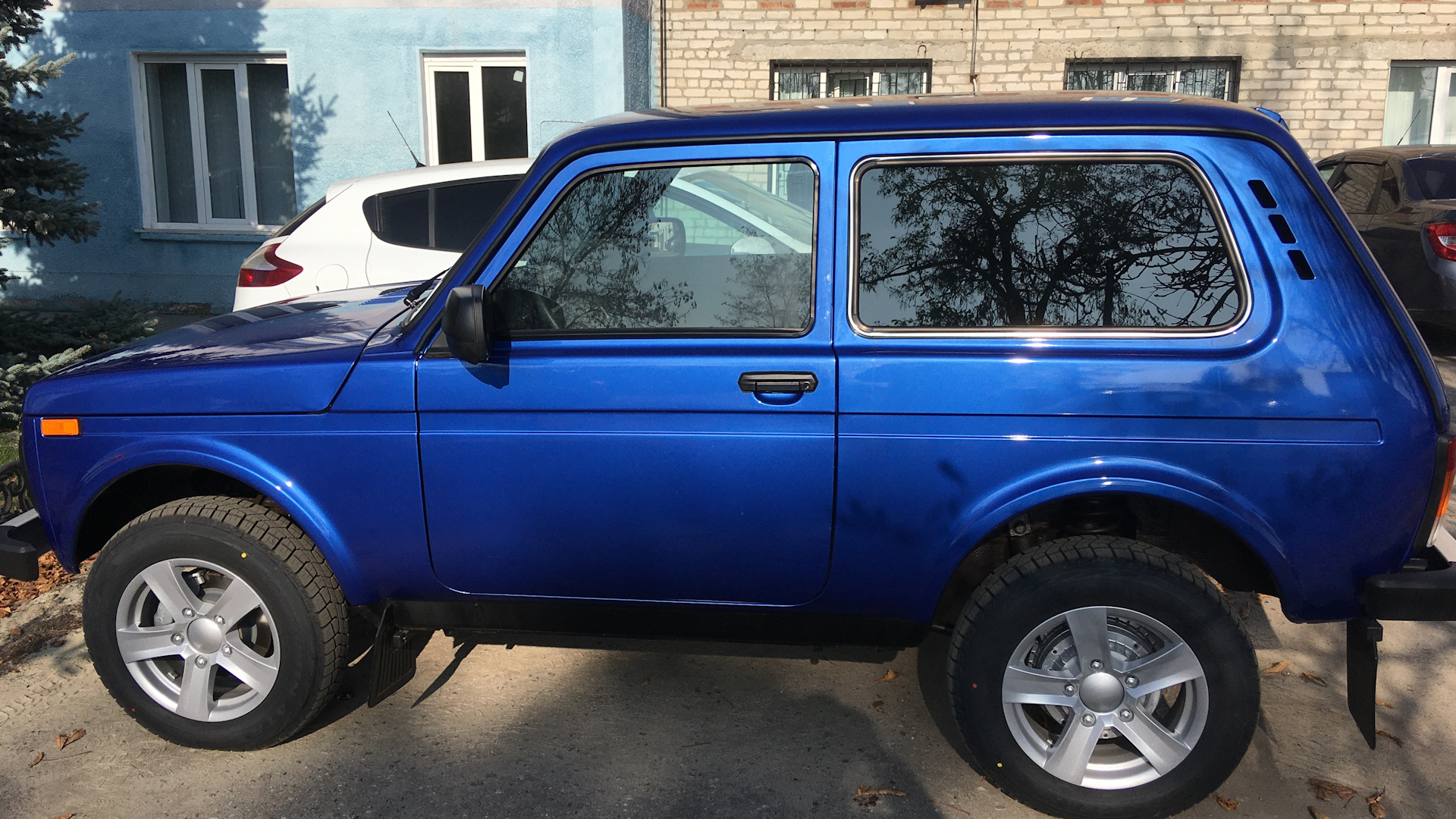 Нива синего цвета фото Lada 4x4 3D 1.7 бензиновый 2019 Синий металлик, 1.7 на DRIVE2