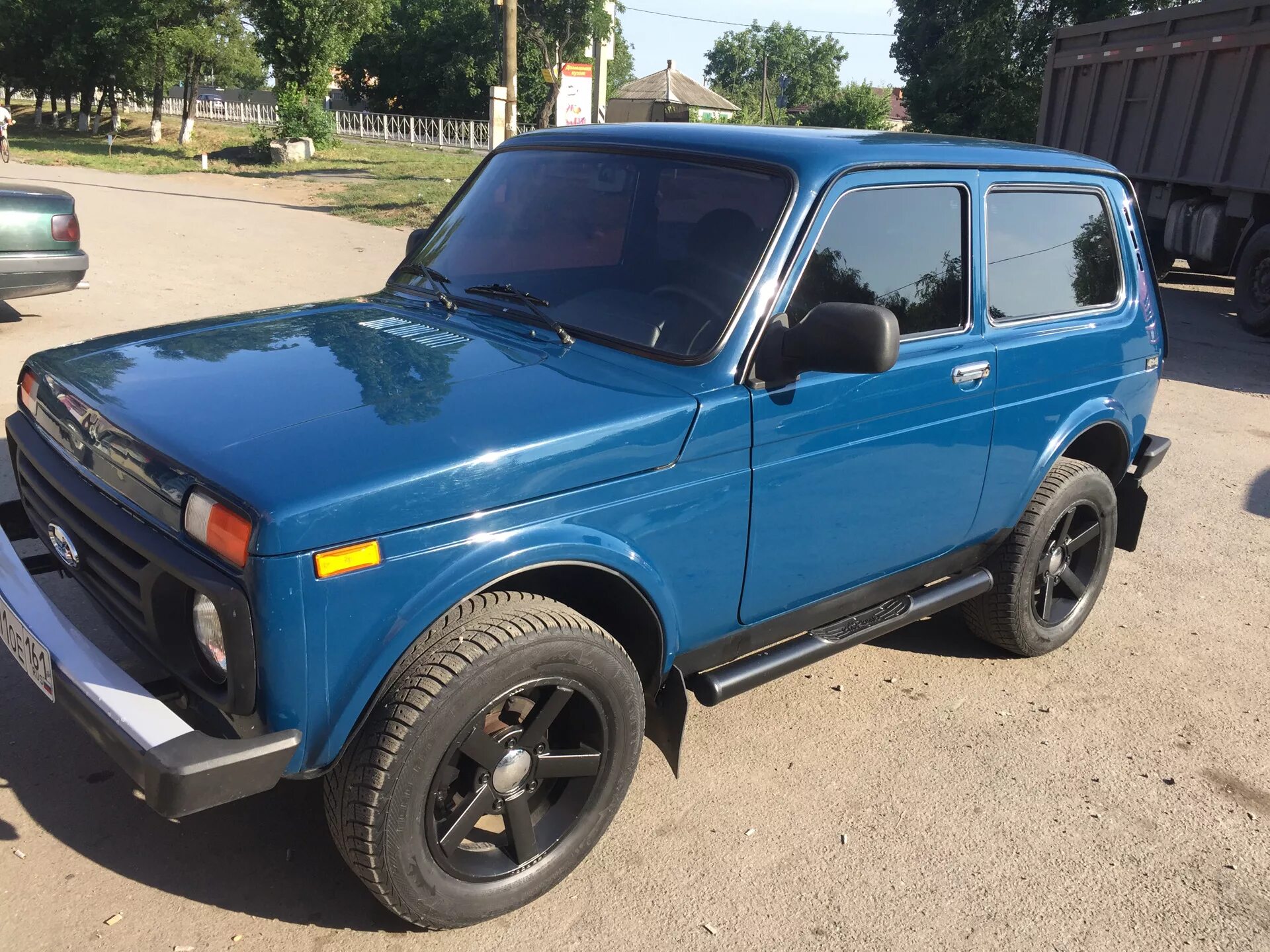 Нива синего цвета фото Поменял замки резинок стекол на чёрные - Lada 4x4 3D, 1,7 л, 2021 года другое DR