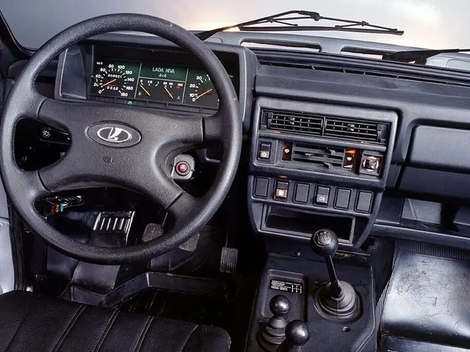 Нива спорт фото салона Лада 4x4 2121 Нива 1995г., 1.7л., Длинный Новый год и ностальгия, а может, возму
