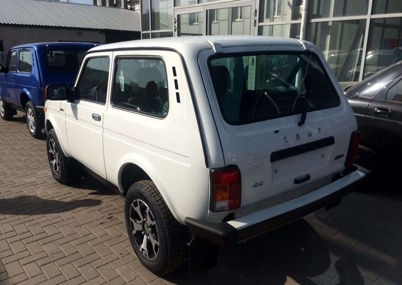 Нива цвет белый фото Lada 4x4 "40 Anniversary" в белом цвете 0047/1977 " Новая Нива Урбан 2024 официа
