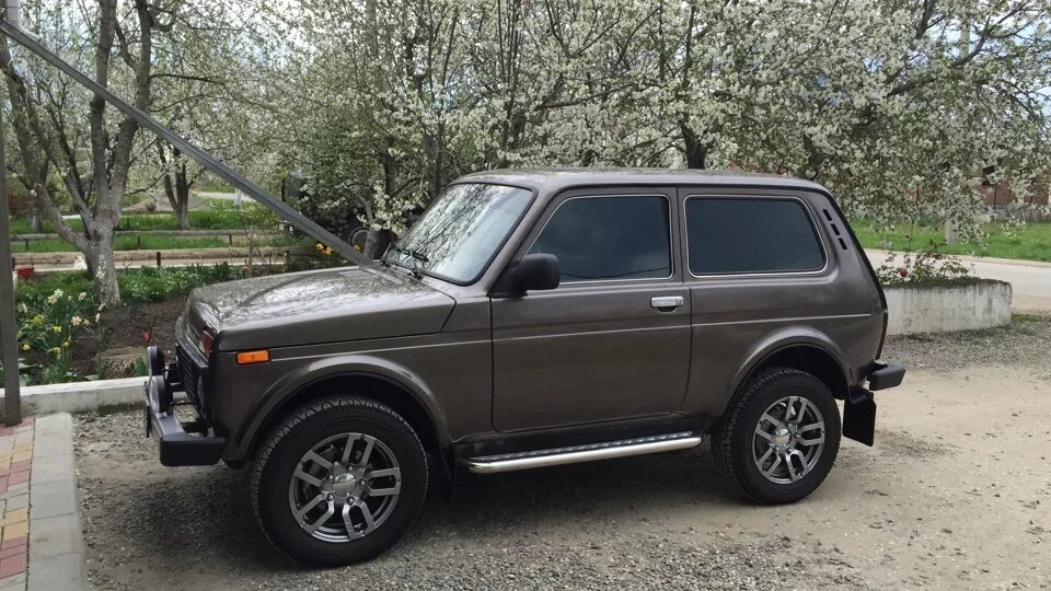 Нива цвет кориандр фото Lada 4x4 3D 1.7 бензиновый 2014 Кориандр на DRIVE2