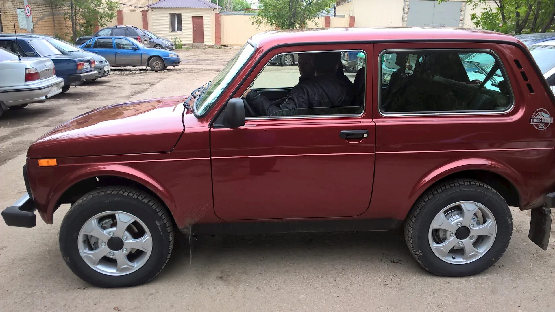 Нива цвет металлик фото Lada 4x4 3D 1.7 бензиновый 2016 Красный металлик на DRIVE2