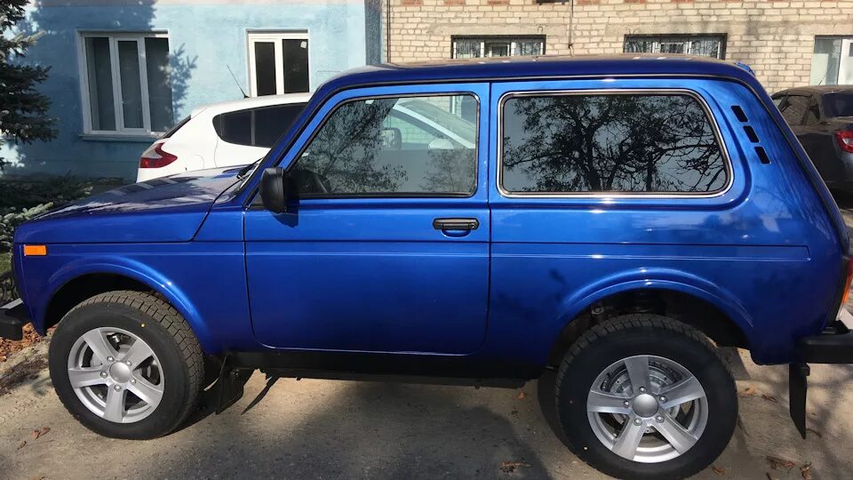 Нива цвет металлик фото Lada 4x4 3D 1.7 бензиновый 2019 Синий металлик, 1.7 на DRIVE2