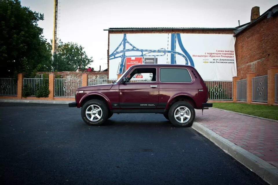 Нива цвет портвейн металлик фото Просто фотки - Lada 4x4 3D, 1,7 л, 2003 года фотография DRIVE2
