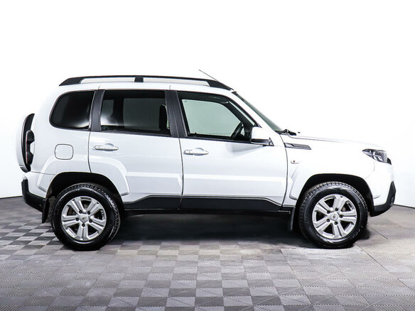 Нива тревал белая фото Купить б/у Lada (ВАЗ) Niva I Рестайлинг (Travel) 1.7 MT (80 л.с.) 4WD бензин мех