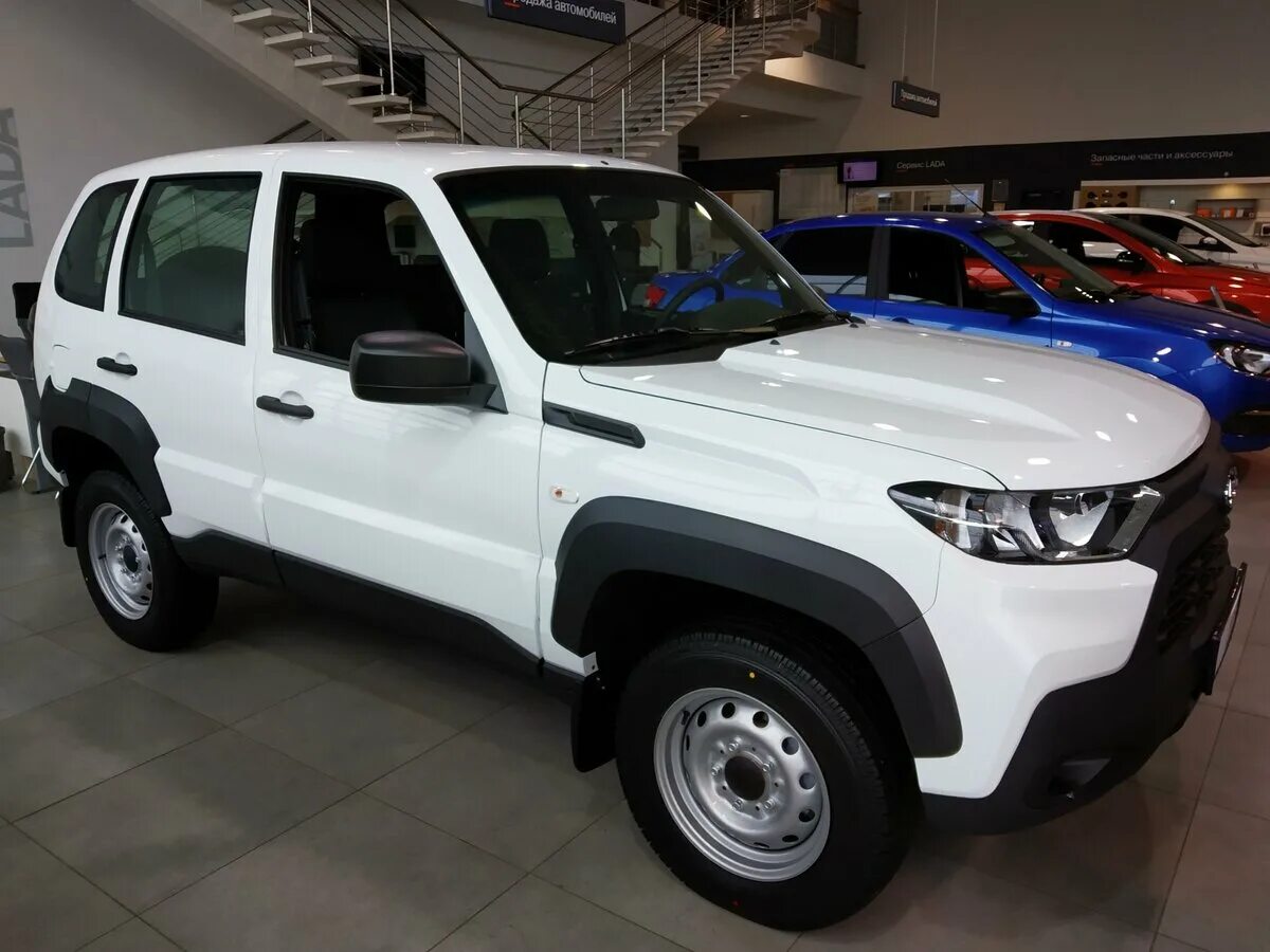 Нива тревал белая фото Купить новый Lada (ВАЗ) Niva I Рестайлинг (Travel) 1.7 MT (80 л.с.) 4WD бензин м