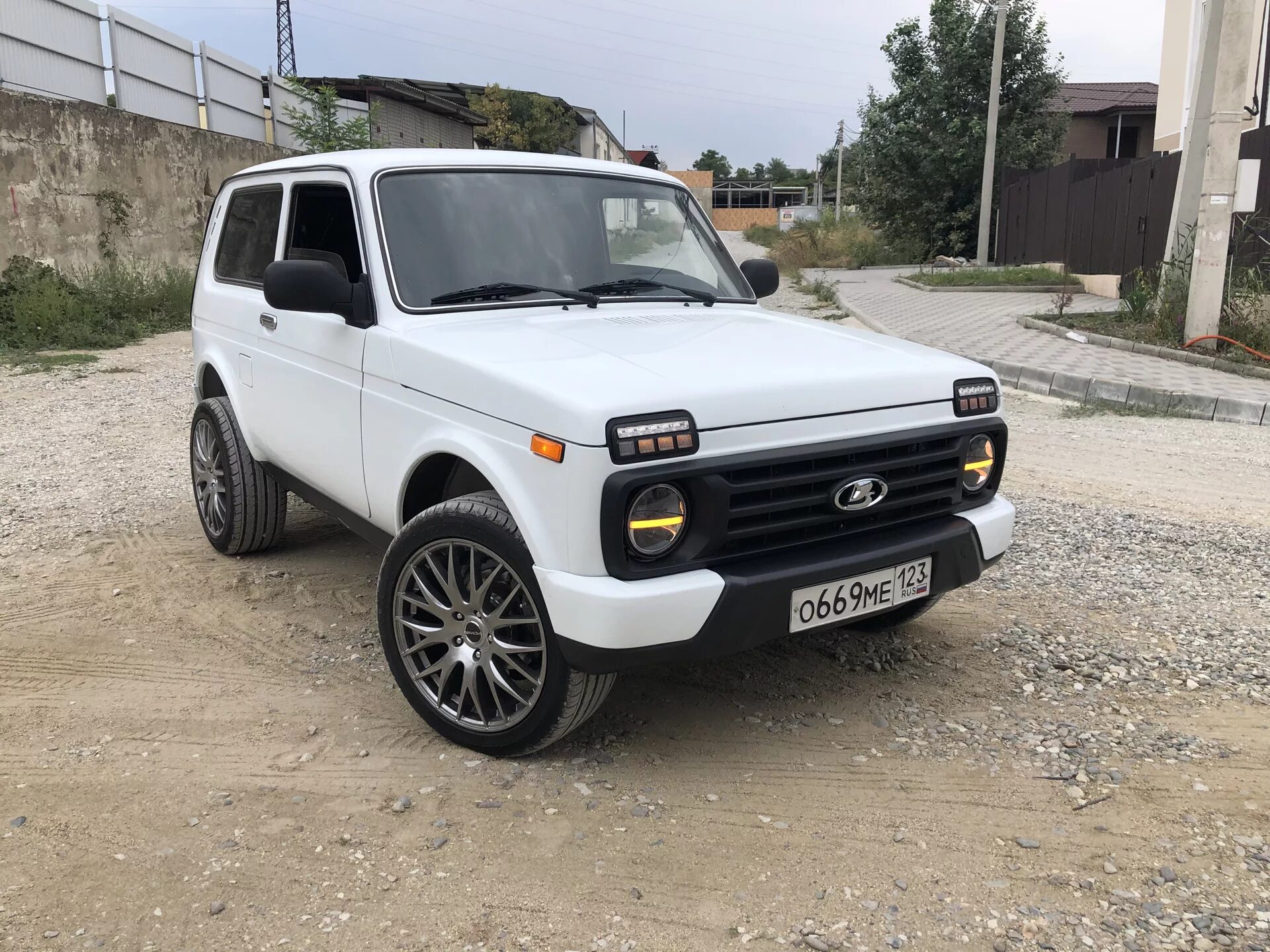 Нива тревал белая фото Фотки с бамперами URBAN - Lada 4x4 3D, 1,7 л, 2013 года тюнинг DRIVE2