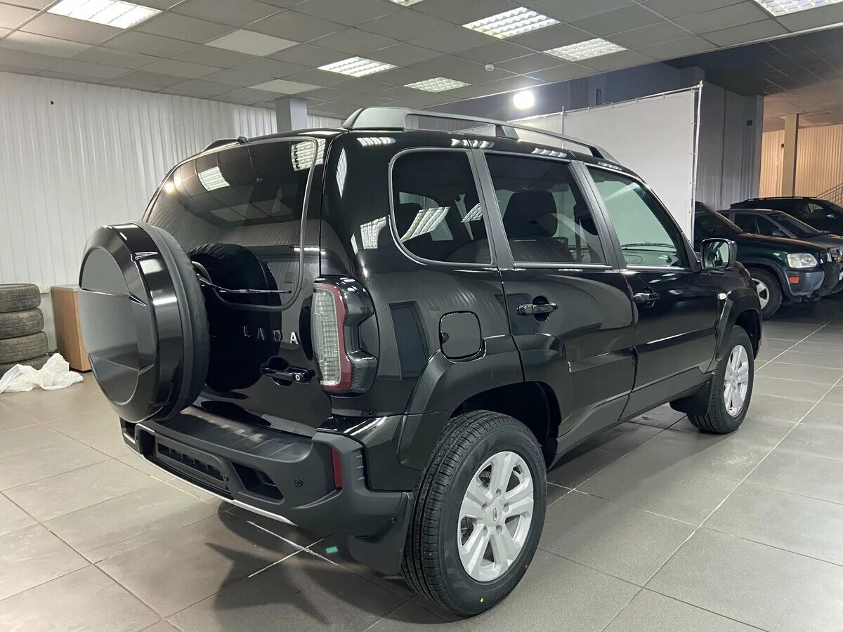 Нива тревал блэк фото Купить новый Lada (ВАЗ) Niva I Рестайлинг (Travel) 1.7 MT (80 л.с.) 4WD бензин м