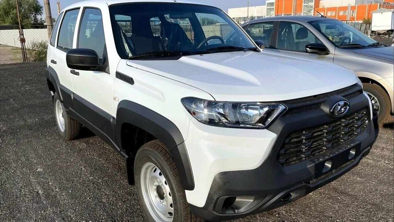 Нива тревел 2023 фото Антикризисную" Lada Niva Travel сфотографировали на стоянке дилера