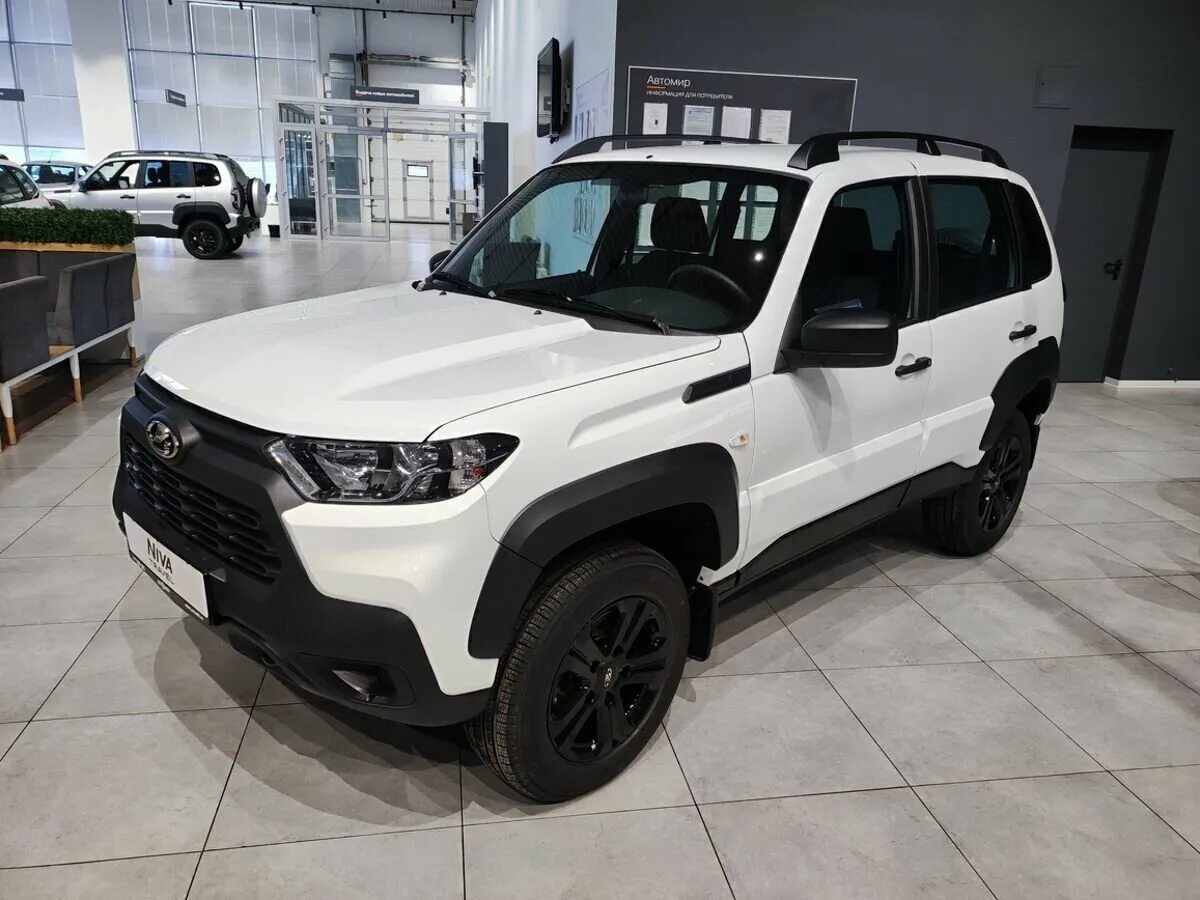 Нива тревел 2024 зеленая фото Купить новый Lada (ВАЗ) Niva I Рестайлинг (Travel) 1.7 MT (80 л.с.) 4WD бензин м