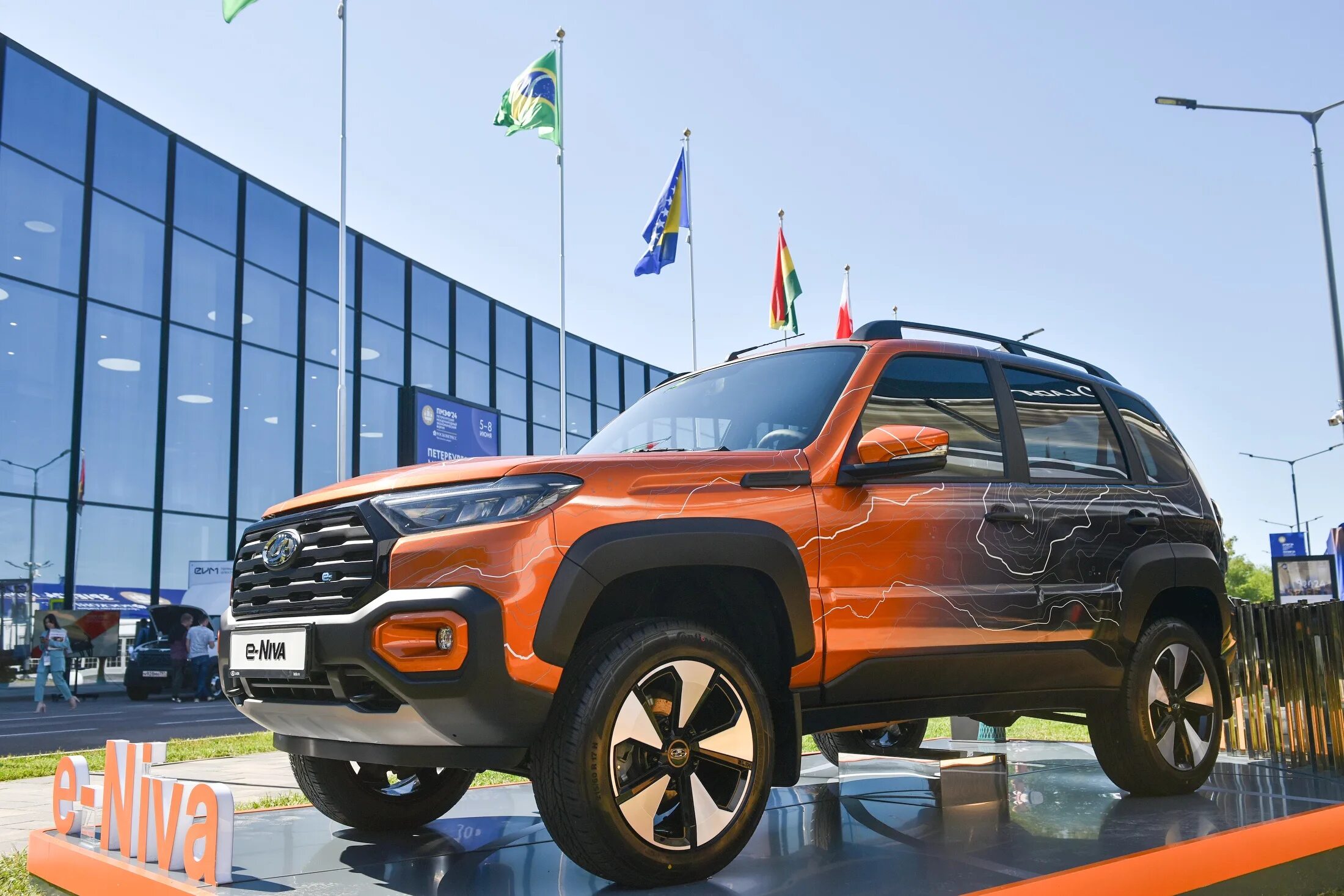 Нива тревел 2025 года фото АвтоВАЗ показал электрическую Lada Niva Travel - Российская газета