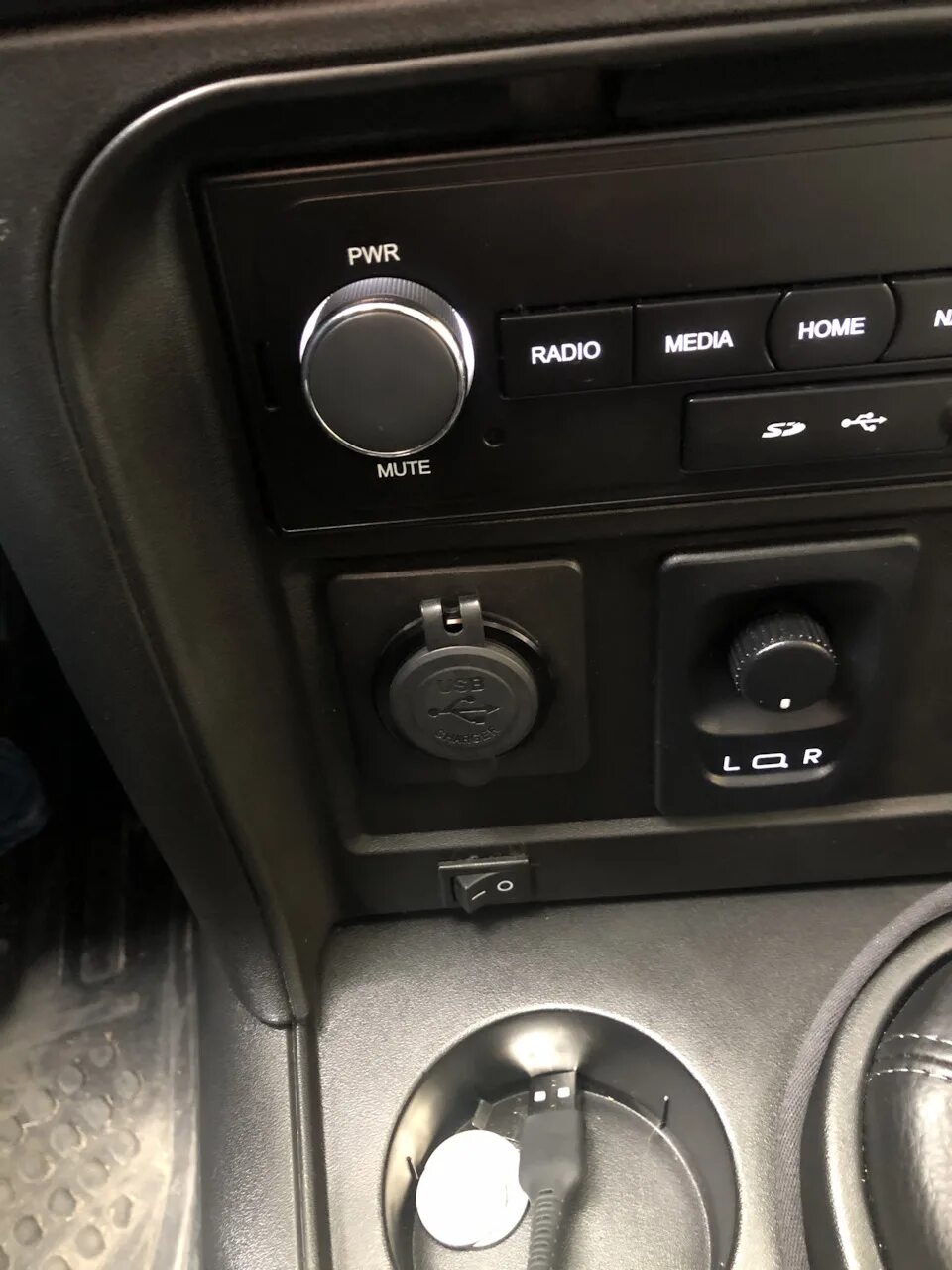 Нива тревел аксессуары тюнинг USB зарядка вместо розетки прикуривателя - Lada Niva Travel, 1,7 л, 2021 года ак