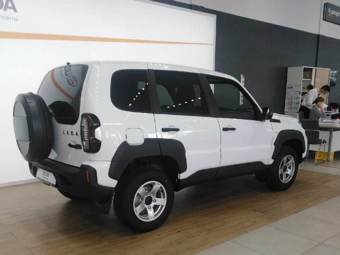 Нива тревел белая фото Купить новый LADA (ВАЗ) Niva I Рестайлинг (Travel) 1.7 MT (80 л.с.) 4WD бензин м