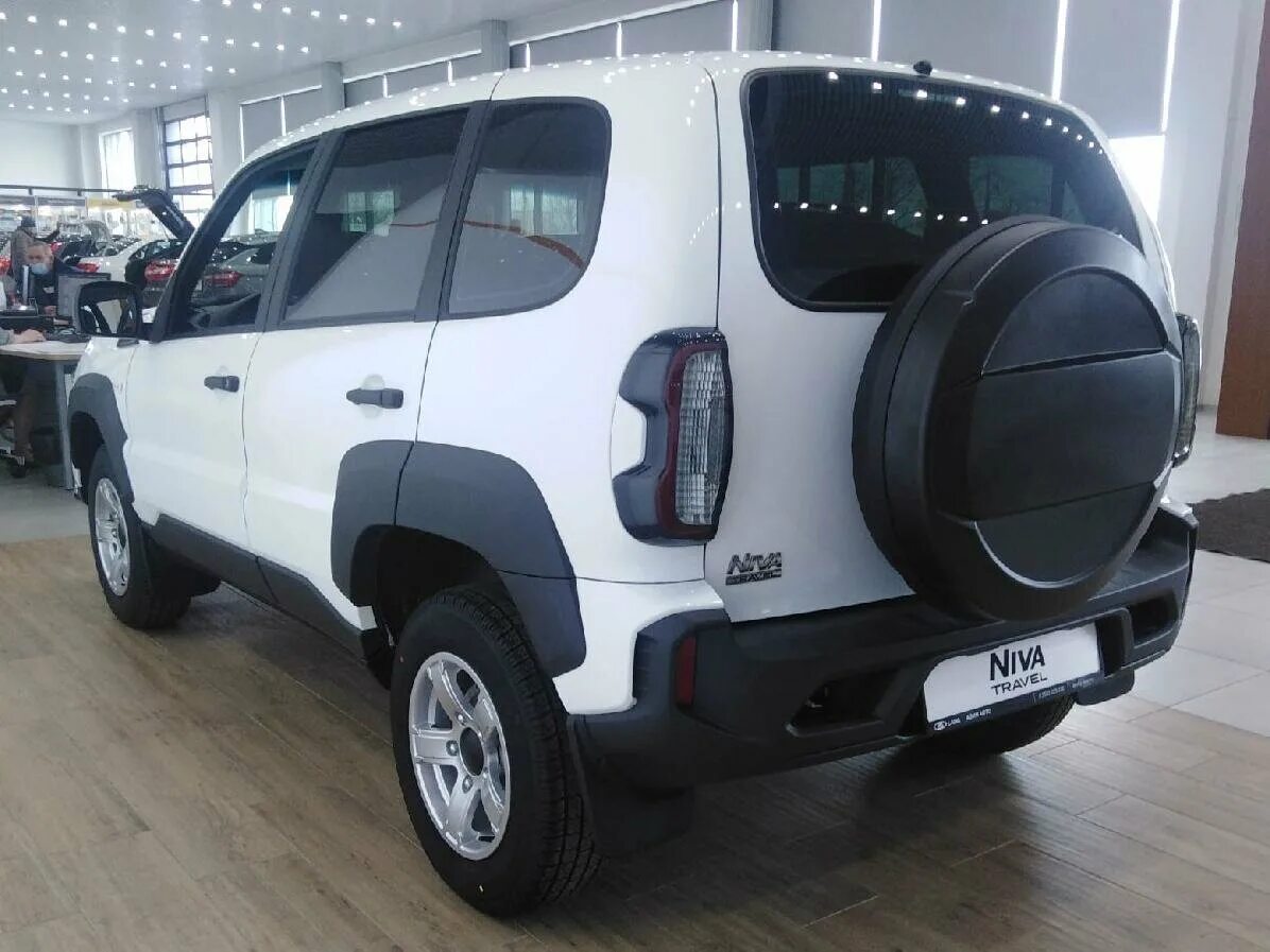 Нива тревел белая люкс фото Купить новый LADA (ВАЗ) Niva I Рестайлинг (Travel) 1.7 MT (80 л.с.) 4WD бензин м