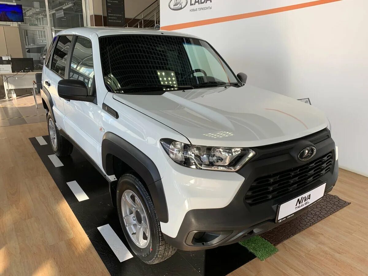Нива тревел белого цвета фото Купить новый Lada (ВАЗ) Niva I 1.7 MT (80 л.с.) 4WD бензин механика в Тюмени: бе