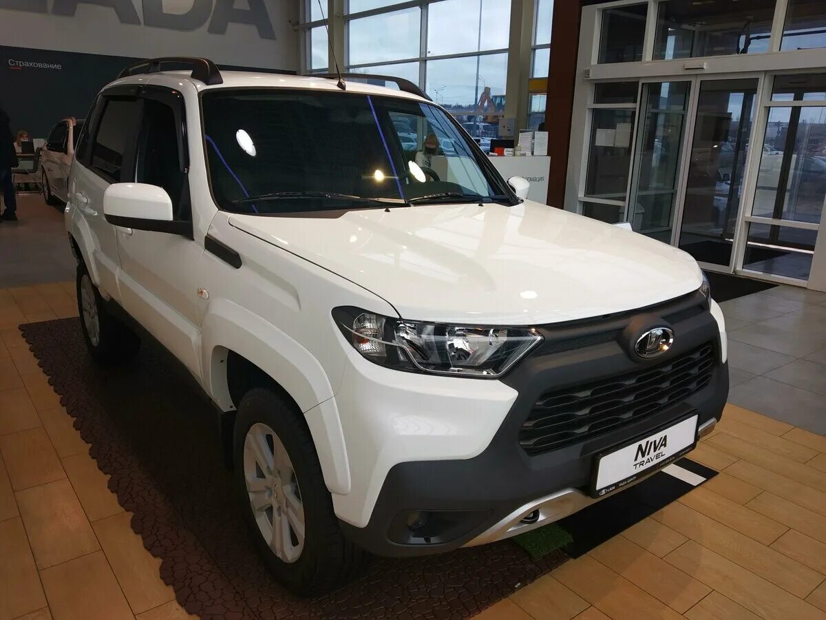 Нива тревел белого цвета фото Купить новый Lada (ВАЗ) Niva I Рестайлинг (Travel) 1.7 MT (80 л.с.) 4WD бензин м
