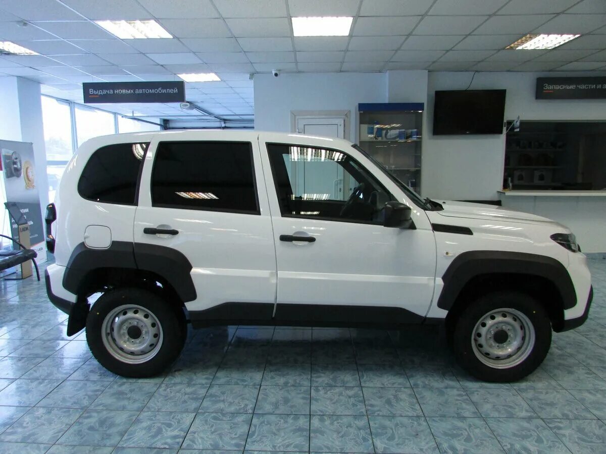 Нива тревел белого цвета фото тюнинг Купить новый Lada (ВАЗ) Niva I Рестайлинг (Travel) 1.7 MT (80 л.с.) 4WD бензин м