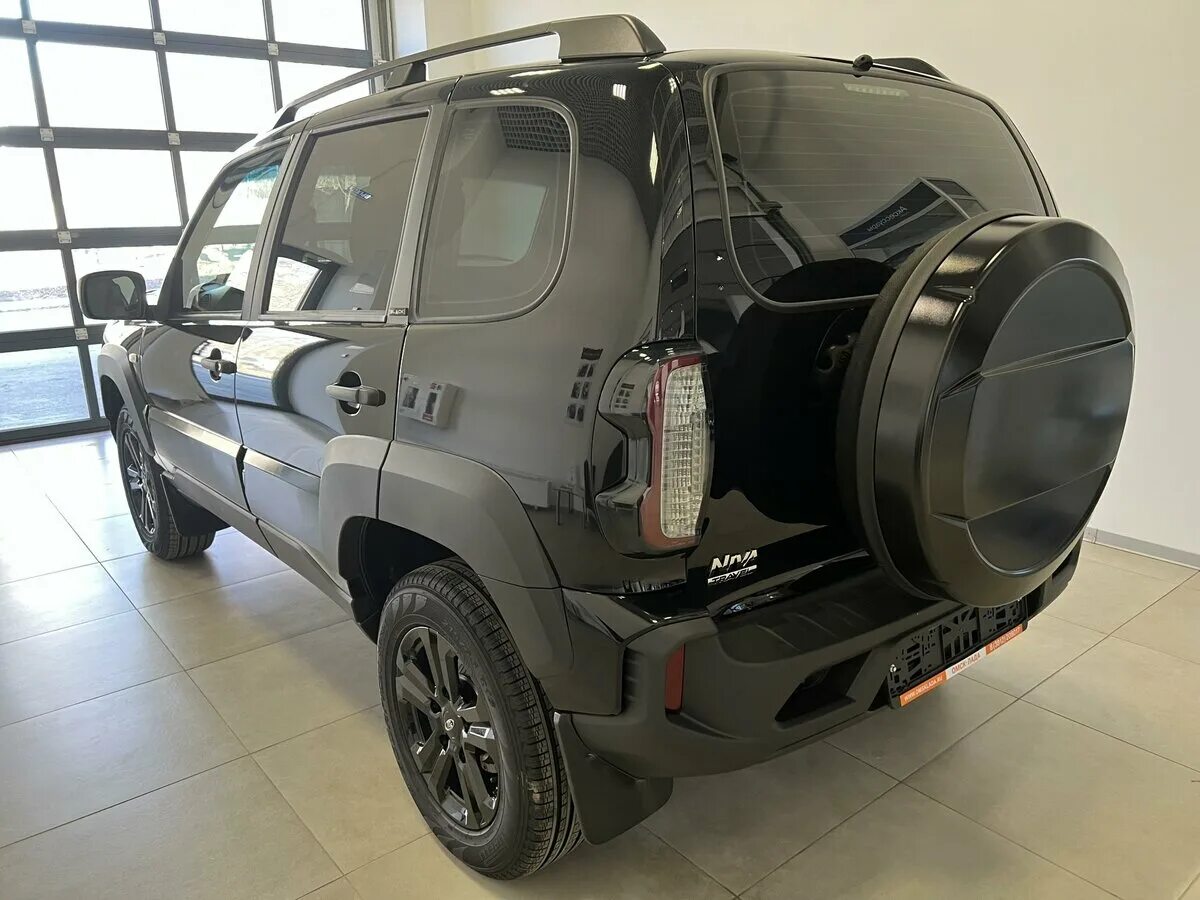 Нива тревел черная фото Купить новый LADA (ВАЗ) Niva I Рестайлинг (Travel) 1.7 MT (80 л.с.) 4WD бензин м